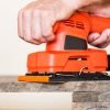 Aplicación de lija de madera FANDELI K-61 en superficies de madera con lija para madera de alto desempeño